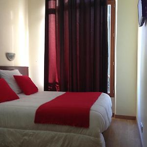 Großes Zimmer mit Kingsize-Bett